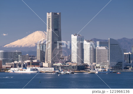 《神奈川県》富士山をのぞむ横浜みなとみらいの風景 《神奈川県》富士山をのぞむ横浜みなとみらいの風景 121966136