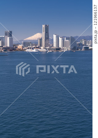 《神奈川県》富士山をのぞむ横浜みなとみらいの風景 121966137