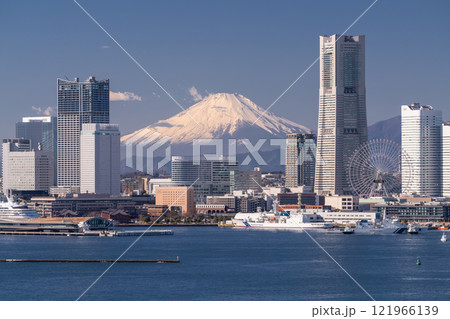 《神奈川県》富士山をのぞむ横浜みなとみらいの風景 121966139