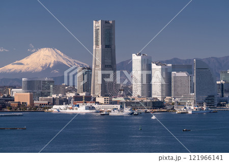 《神奈川県》富士山をのぞむ横浜みなとみらいの風景 121966141
