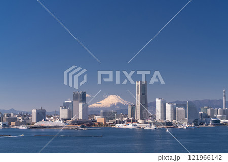《神奈川県》富士山をのぞむ横浜みなとみらいの風景 121966142