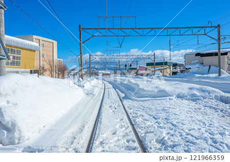雪国の生活:豪雪もひと段落の快晴の朝、踏切から見える風景 雪国の生活:豪雪もひと段落の快晴の朝、踏切から見える風景 121966359