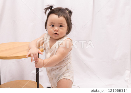 【テーブルでつかまり立ちをするツインテールの赤ちゃん】 【テーブルでつかまり立ちをするツインテールの赤ちゃん】 121966514