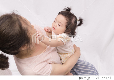 【おばあちゃんの顔を触る赤ちゃん】 【おばあちゃんの顔を触る赤ちゃん】 121966521