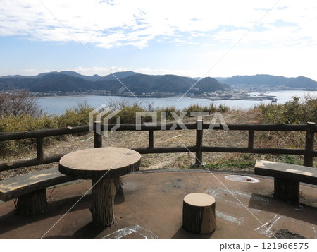 逗子市の大崎公園展望台からの眺め(逗子湾・逗子海岸・葉山港・森戸海岸など) 逗子市の大崎公園展望台からの眺め(逗子湾・逗子海岸・葉山港・森戸海岸など) 121966575
