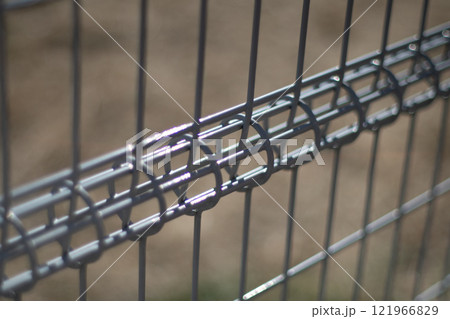 金網のフェンス 121966829