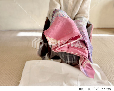 ピンク色の振袖を両手で持つ女性の手元 ピンク色の振袖を両手で持つ女性の手元 121966869
