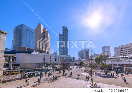 日本の横浜都市景観 1月。桜木町駅や横浜市役所などのビル群を望む。奥に関内駅前再開発。希望の光… 日本の横浜都市景観 1月。桜木町駅や横浜市役所などのビル群を望む。奥に関内駅前再開発。希望の光… 121966953