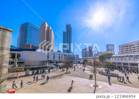 日本の横浜都市景観 1月。桜木町駅や横浜市役所などのビル群を望む。奥に関内駅前再開発。希望の光… 121966954