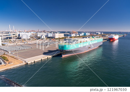 《神奈川県》停泊する自動車運搬船 121967030