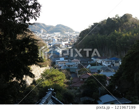 逗子・岩殿寺の観音堂前石段途中からの眺め(逗子市街) 逗子・岩殿寺の観音堂前石段途中からの眺め(逗子市街) 121967199