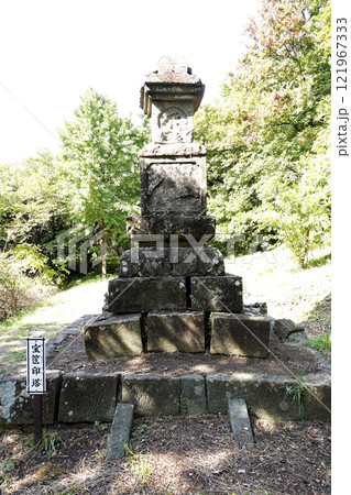 開けた小高い丘の上に建つ宝篋印塔(ほうきょういんとう) 開けた小高い丘の上に建つ宝篋印塔(ほうきょういんとう) 121967333