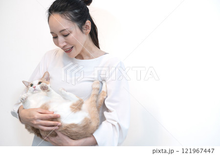 猫を抱くミドルの女性 121967447