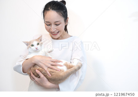 猫を抱くミドルの女性 121967450