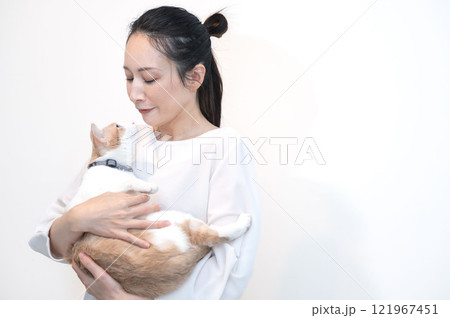 猫を抱くミドルの女性 121967451