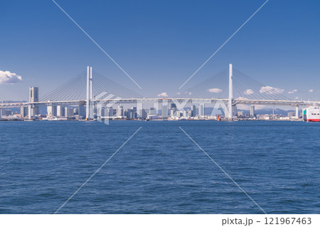 《神奈川県》澄んだ冬の青空と横浜ベイブリッジのの風景 《神奈川県》澄んだ冬の青空と横浜ベイブリッジのの風景 121967463