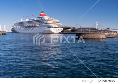 《神奈川県》停泊する豪華客船・横浜大さん橋 121967635