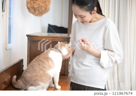 猫とじゃれ合うミドルの女性 猫とじゃれ合うミドルの女性 121967674