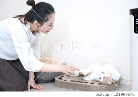 猫とじゃれ合うミドルの女性 121967676
