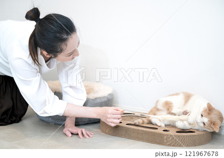 猫とじゃれ合うミドルの女性 121967678