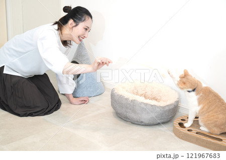 猫とじゃれ合うミドルの女性 猫とじゃれ合うミドルの女性 121967683
