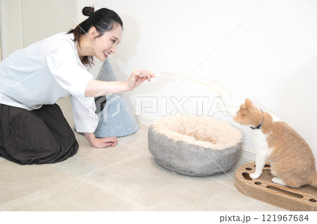 猫とじゃれ合うミドルの女性 猫とじゃれ合うミドルの女性 121967684