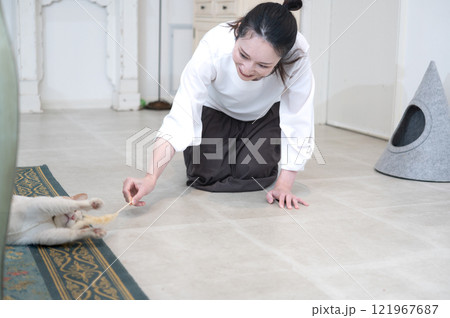 猫とじゃれ合うミドルの女性 猫とじゃれ合うミドルの女性 121967687