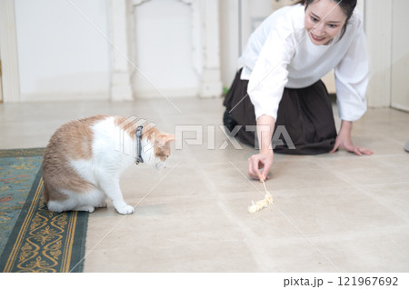 猫とじゃれ合うミドルの女性 猫とじゃれ合うミドルの女性 121967692
