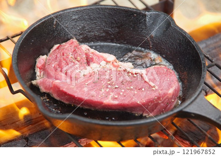 焚き火とスキレットで焼くステーキ 焚き火とスキレットで焼くステーキ 121967852