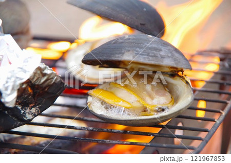網の上で焼かれた口の開いたホンビノス貝 網の上で焼かれた口の開いたホンビノス貝 121967853