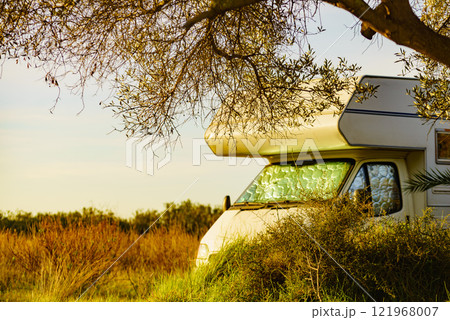 Caravan with thermal screen blind camp on nature 121968007