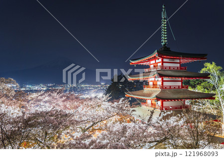春の新倉山浅間公園の夜景　ライトアップされた桜と忠霊塔【山梨県・富士吉田市】 121968093