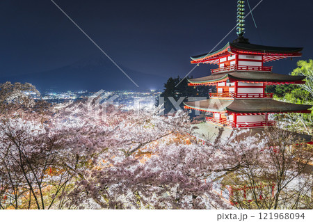 春の新倉山浅間公園の夜景　ライトアップされた桜と忠霊塔【山梨県・富士吉田市】 121968094