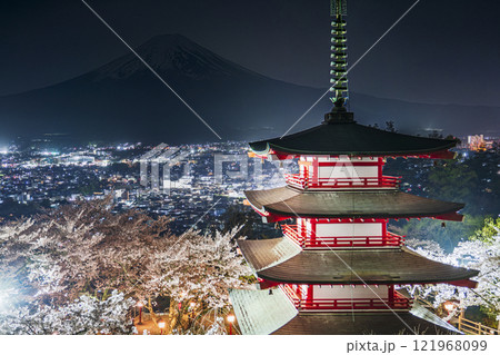 新倉山浅間公園の夜景 ライトアップされた桜と忠霊塔 富士山のシルエット【山梨県・富士吉田市】 新倉山浅間公園の夜景 ライトアップされた桜と忠霊塔 富士山のシルエット【山梨県・富士吉田市】 121968099