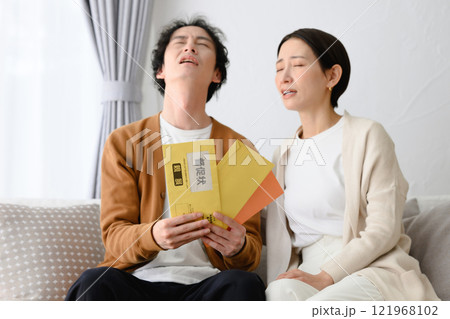 督促状を見て困る夫婦 督促状を見て困る夫婦 121968102