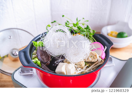鶏豆乳鍋作り 鶏豆乳鍋作り 121968329