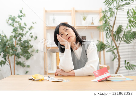 頭痛　悩む　生活苦 121968358