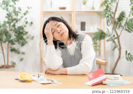頭痛　悩む　生活苦 121968359