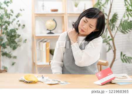 肩こり　疲れ　生活苦 121968365