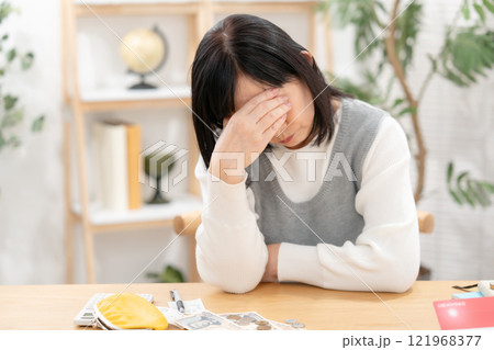 頭痛　悩む　生活苦 121968377