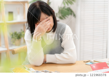 頭痛　悩む　生活苦 121968378