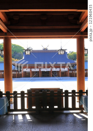 橿原神宮拝殿【奈良県橿原市】 121968435