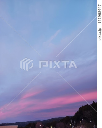 「美しい夕焼け空の風景 - ピンクと青のグラデーション」 121968447
