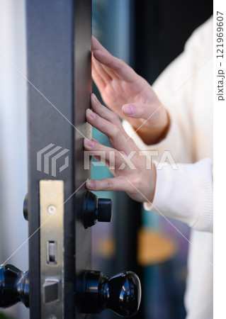 スタジオで撮影された人物ポートレートのコレクション スタジオで撮影された人物ポートレートのコレクション 121969607