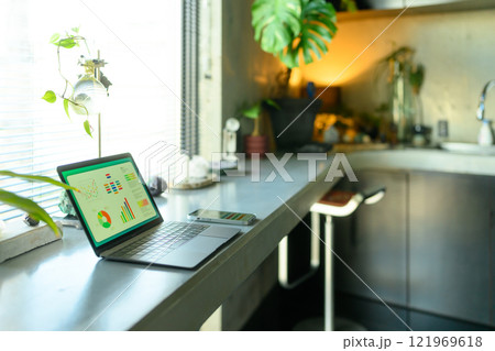 PCのある部屋で 121969618