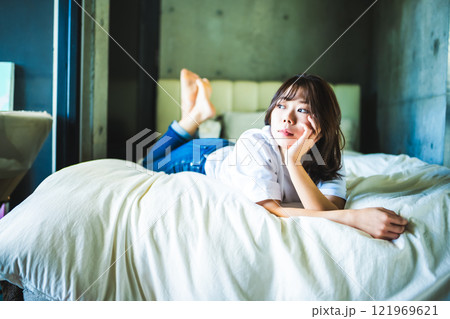 スタジオで撮影された人物ポートレートのコレクション スタジオで撮影された人物ポートレートのコレクション 121969621