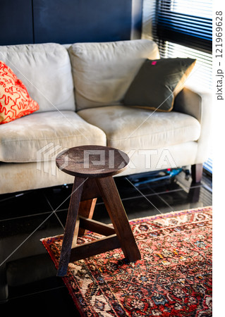 木のスツール 121969628