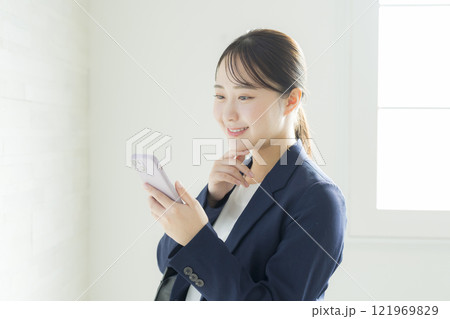 腕組みをするビジネスウーマン 腕組みをするビジネスウーマン 121969829