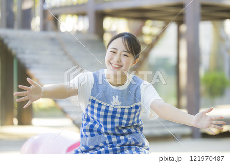 公園の保育士 121970487