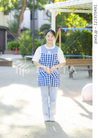 公園の保育士 121970491